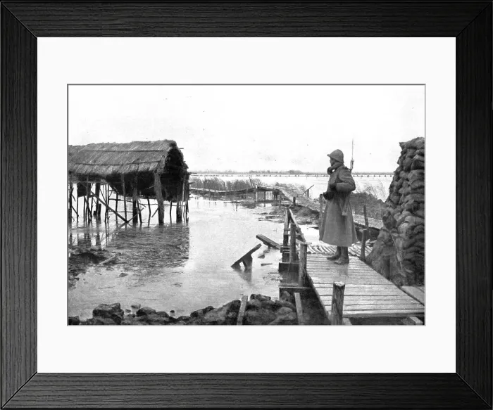 Framed Print : La gauche du front allie; Une sentinelle de l'yser, 1917. Creator: Unknown Framed Print : La gauche du front allie; Une sentinelle de l'yser, 1917. Creator: Unknown