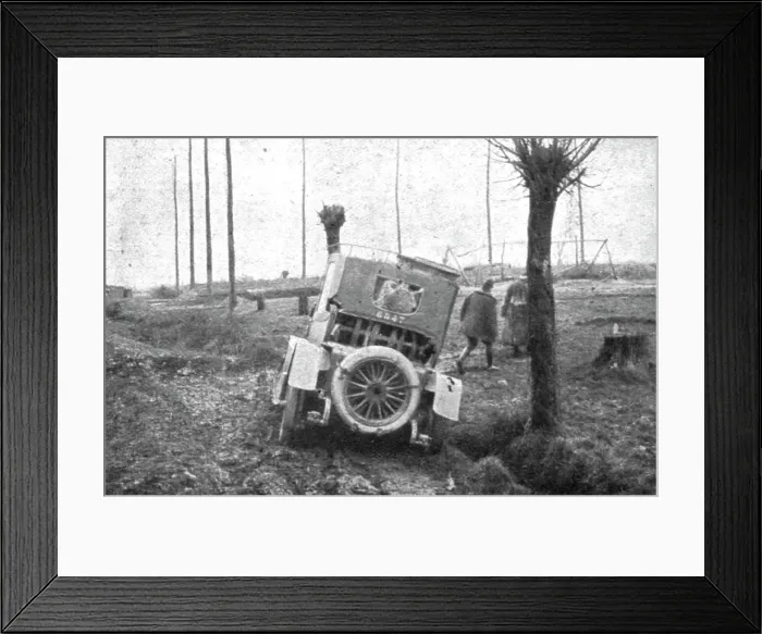 Framed Print : Les hasards du service d'etat-major; L'ennemi ne tire plus: les degats constates, l'officier et son Creator: Unknown Framed Print : Les hasards du service d'etat-major; L'ennemi ne tire plus: les degats constates, l'officier et son Creator: Unknown