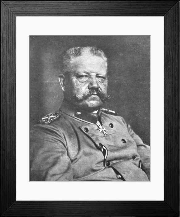 Framed Print : Le desert derriere l'ennemi; Le feld-marechal von Hindenburg, 1917. Creator: Leipziger illustrirte Zeitung