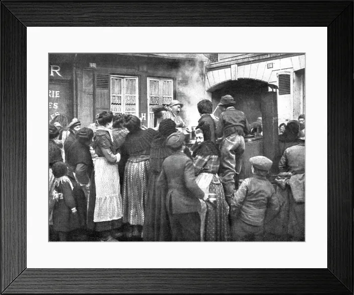 Framed Print : De la joie pour Tous; On a enfincesse de souffrir de la faim: a Noyon, la population se presse aux Creator: Unknown Framed Print : De la joie pour Tous; On a enfincesse de souffrir de la faim: a Noyon, la population se presse aux Creator: Unknown