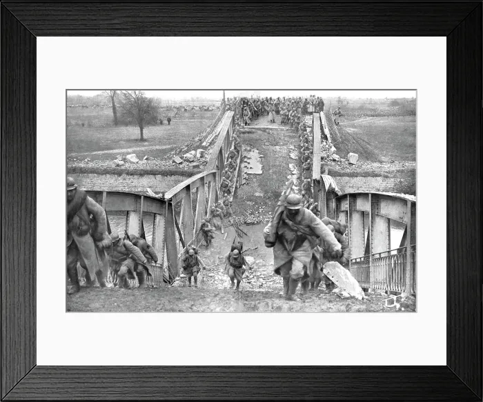 Framed Print : Sur la route de Saint-Quentin; Le passage par nos troupes d'un pont detruit par l'ennemi sur le can Creator: Unknown Framed Print : Sur la route de Saint-Quentin; Le passage par nos troupes d'un pont detruit par l'ennemi sur le can Creator: Unknown