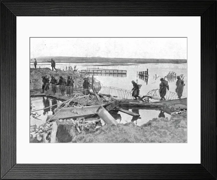 Framed Print : Les routes de la poursuite; Troupes britanniques passant la Somme, 1917. Creator: Unknown Framed Print : Les routes de la poursuite; Troupes britanniques passant la Somme, 1917. Creator: Unknown
