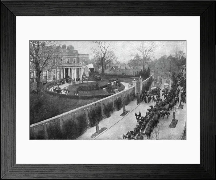 Framed Print : Sur le Sol Americain; L'arrivee de la mission Joffre-Viviani, le 25 avril 1917, a la... 1917. Creator: Unknown Framed Print : Sur le Sol Americain; L'arrivee de la mission Joffre-Viviani, le 25 avril 1917, a la... 1917. Creator: Unknown