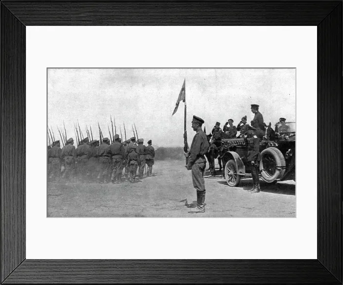 Framed Print : Les Soubresauts de la Russie; Avant l'offensive russe de juillet 1917: des troupes defilent...1917. Creator: Unknown Framed Print : Les Soubresauts de la Russie; Avant l'offensive russe de juillet 1917: des troupes defilent...1917. Creator: Unknown