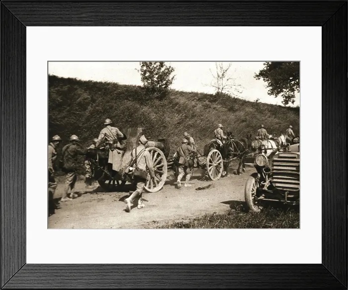 Framed Print : Dans le bataille; une batterie d'artillerie se replie pour aller prendre position en arriere, 1918 Creator: Unknown Framed Print : Dans le bataille; une batterie d'artillerie se replie pour aller prendre position en arriere, 1918 Creator: Unknown