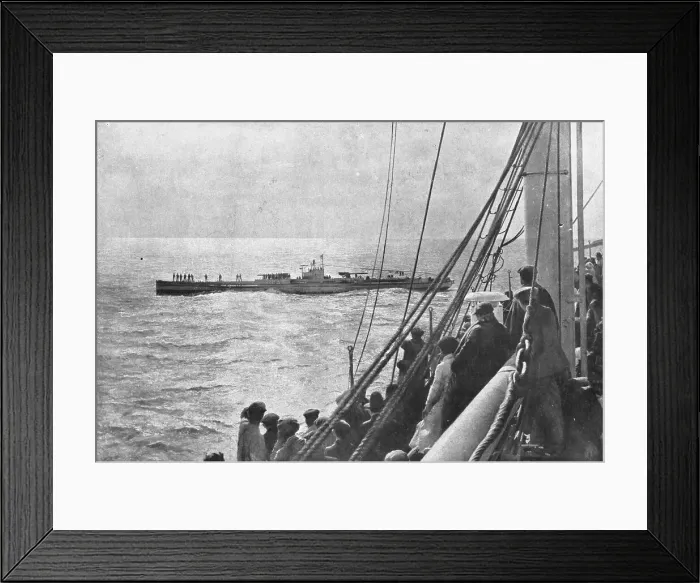 Framed Print : Les sous-marins allemands contre les neutres; Arraisonnement, par un sous-marin... 1918. Creator: Unknown Framed Print : Les sous-marins allemands contre les neutres; Arraisonnement, par un sous-marin... 1918. Creator: Unknown