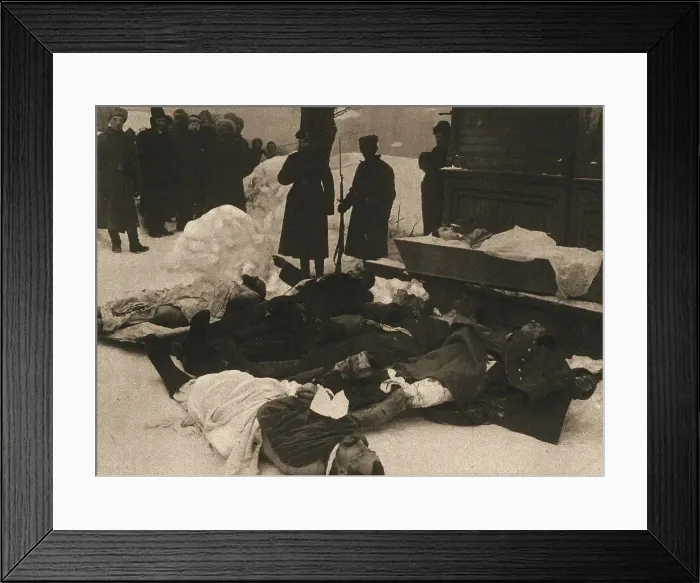 Framed Print : La Revolution Russe; Apres une journee sanglante: un factionnaire garde-les morts, 1917. Creator: Unknown Framed Print : La Revolution Russe; Apres une journee sanglante: un factionnaire garde-les morts, 1917. Creator: Unknown