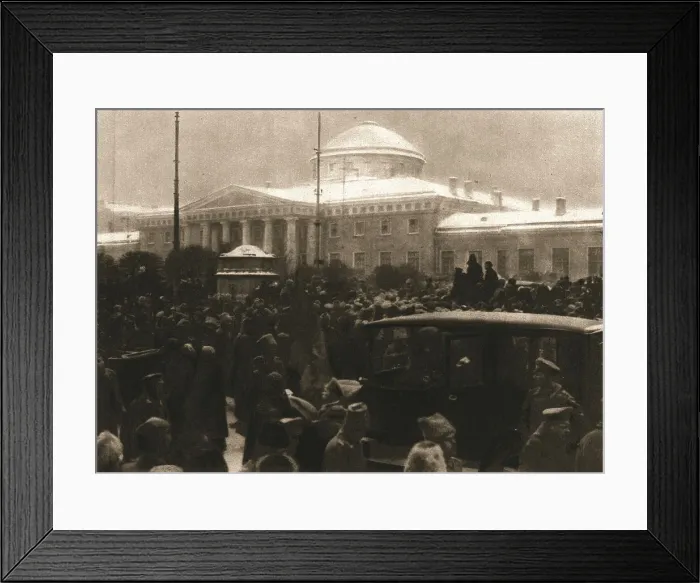 Framed Print : La Revolution Russe; La foule devant le Palais de Tauride, le 14 mars 1917. Creator: Unknown Framed Print : La Revolution Russe; La foule devant le Palais de Tauride, le 14 mars 1917. Creator: Unknown
