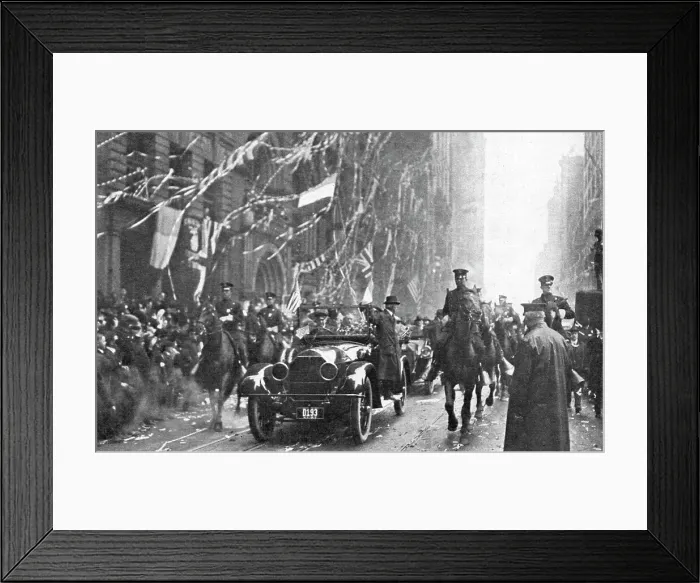 Framed Print : Sur le Sol Americain; L'arrivee a New-York, le 9 mai, de M. Viviani et du marechal, dans... 1917. Creator: Unknown Framed Print : Sur le Sol Americain; L'arrivee a New-York, le 9 mai, de M. Viviani et du marechal, dans... 1917. Creator: Unknown