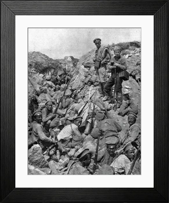 Framed Print : La Supreme Offensive Russe; La deuxieme vague d'assaut attendant le signal: en haut... 1917. Creator: Unknown Framed Print : La Supreme Offensive Russe; La deuxieme vague d'assaut attendant le signal: en haut... 1917. Creator: Unknown