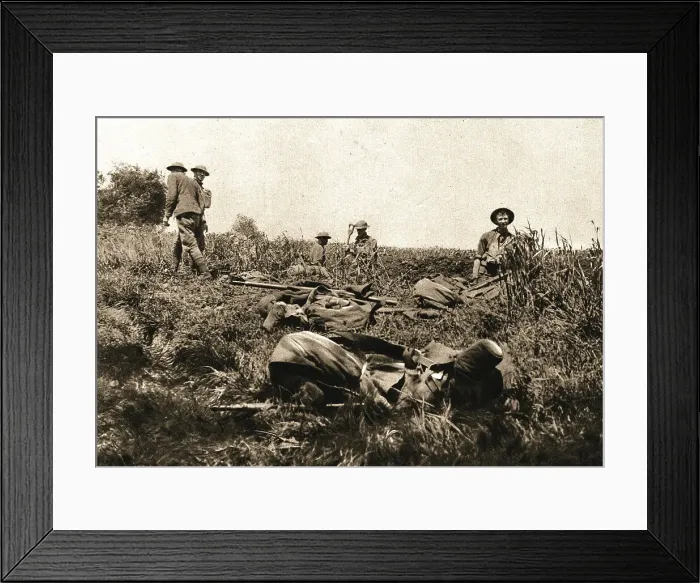 Framed Print : Dans le bataille; en avant de Lucy-le-Bocage: arrives, le 1er juin, sur le Marne, dans le... 1918. Creator: Unknown Framed Print : Dans le bataille; en avant de Lucy-le-Bocage: arrives, le 1er juin, sur le Marne, dans le... 1918. Creator: Unknown