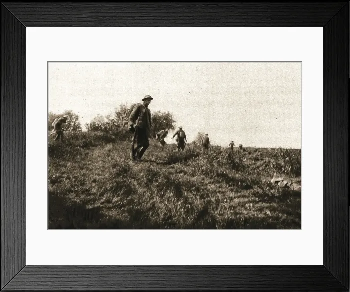 Framed Print : Dans le bataille; les troupes americaines entrant dans le combat, le 4 juin 1918, au Nord... 1918. Creator: Unknown Framed Print : Dans le bataille; les troupes americaines entrant dans le combat, le 4 juin 1918, au Nord... 1918. Creator: Unknown