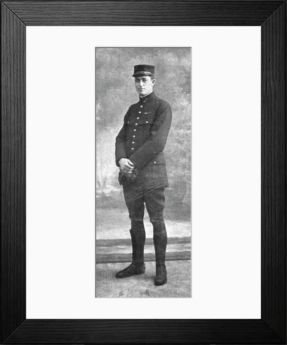 Framed Print : Les Etats-Unis dans la guerre; Le sergent aviateur americain Kiffin Rockwell, tombe... (1917). Creator: Unknown Framed Print : Les Etats-Unis dans la guerre; Le sergent aviateur americain Kiffin Rockwell, tombe... (1917). Creator: Unknown