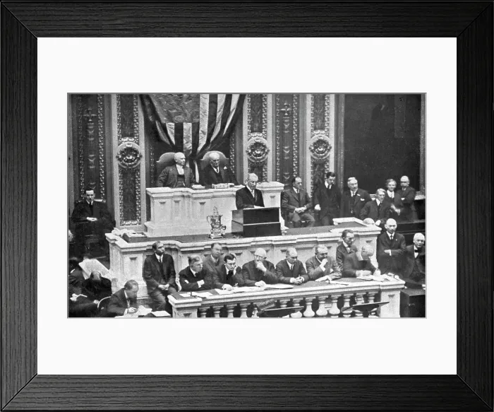 Framed Print : L'Avant-Guerre aux Etats-Unis; Le president Wilson, lisant au Congres, le 7 decembre 1915... 1917. Creator: Underwood & Underwood. L'Avant-Guerre aux Etats-Unis; Le president Wilson, lisant au Congres, le 7 decembre 1915... 1917 Framed Print : L'Avant-Guerre aux Etats-Unis; Le president Wilson, lisant au Congres, le 7 decembre 1915... 1917. Creator: Underwood & Underwood. L'Avant-Guerre aux Etats-Unis; Le president Wilson, lisant au Congres, le 7 decembre 1915... 1917