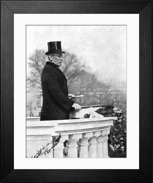 Framed Print : L'Etat de Guerre aux Etats-Unis; Le president Wilson, un mois auparavant, le 5 mars 1917... Creator: Unknown Framed Print : L'Etat de Guerre aux Etats-Unis; Le president Wilson, un mois auparavant, le 5 mars 1917... Creator: Unknown