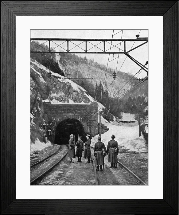 Framed Print : L'Etat de Guerre aux Etats-Unis; Premiers aspects de l'etat de guerre: les voies ferrees... 1917. Creator: Unknown Framed Print : L'Etat de Guerre aux Etats-Unis; Premiers aspects de l'etat de guerre: les voies ferrees... 1917. Creator: Unknown