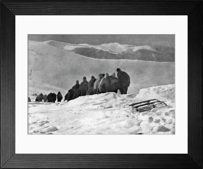 Framed Print : La campagne d'hiver en Orient; La halage a bras d'un canon sur une position italienne... 1917. Creator: Unknown Framed Print : La campagne d'hiver en Orient; La halage a bras d'un canon sur une position italienne... 1917. Creator: Unknown