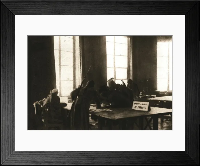 Framed Print : La Revolution Russe; Des soldats en armes se sont introduits dans le cabinet de lecture... 1917. Creator: Unknown Framed Print : La Revolution Russe; Des soldats en armes se sont introduits dans le cabinet de lecture... 1917. Creator: Unknown