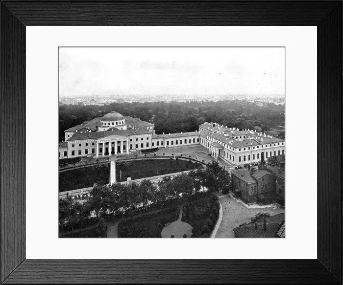 Framed Print : Au Palais de Tauride; Le palais de Tauride, siege de la Douma et centre de la revolution... 1917. Creator: Unknown Framed Print : Au Palais de Tauride; Le palais de Tauride, siege de la Douma et centre de la revolution... 1917. Creator: Unknown