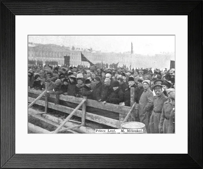 Framed Print : Les Funerailles des Morts de la Revolution; Devant la fosse: les membres du gouvernement... 1917. Creator: Unknown