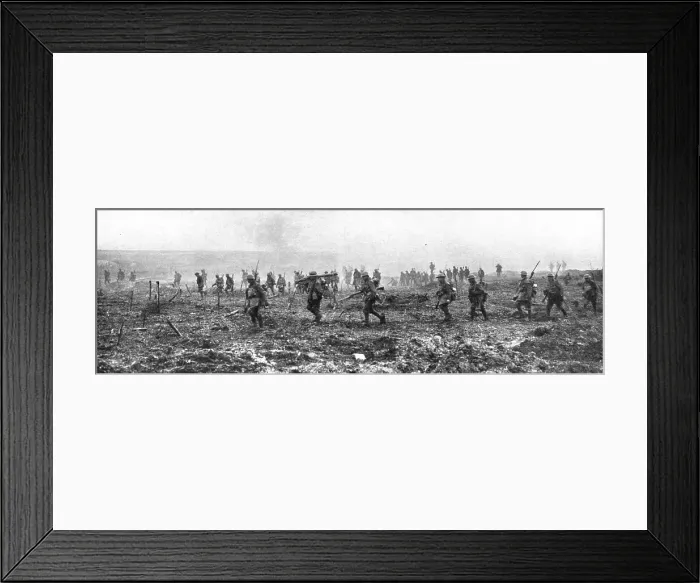 Framed Print : Sur le front occidental: la prise de la Crete de Vimy; Le marche en avant Canadiens...1917. Creator: Unknown Framed Print : Sur le front occidental: la prise de la Crete de Vimy; Le marche en avant Canadiens...1917. Creator: Unknown