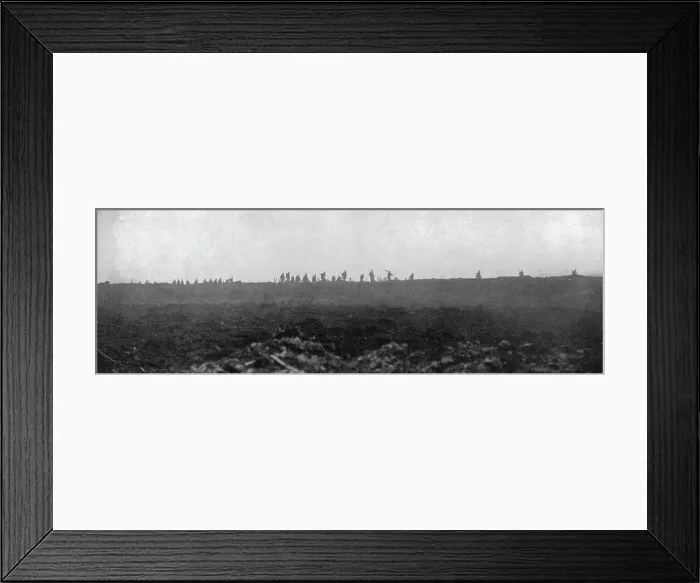 Framed Print : Sur le front occidental: la prise de la Crete de Vimy; Apres avoir brise devant eux la... 1917. Creator: Unknown Framed Print : Sur le front occidental: la prise de la Crete de Vimy; Apres avoir brise devant eux la... 1917. Creator: Unknown