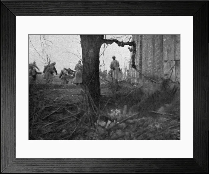 Framed Print : Notre attaque du 16 avril 1917; le depart d'une vague d'assaut, 1917. Creator: Unknown Framed Print : Notre attaque du 16 avril 1917; le depart d'une vague d'assaut, 1917. Creator: Unknown