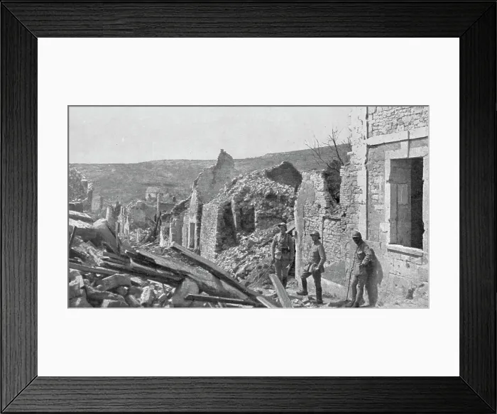 Framed Print : Le champ de bataille; Les ruines de Craonne, pris le 4 mai 1917: au fond, la crete... 1917. Creator: Unknown Framed Print : Le champ de bataille; Les ruines de Craonne, pris le 4 mai 1917: au fond, la crete... 1917. Creator: Unknown