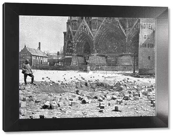 La destruction methodique de Reims; Le sol de la place du Parvis-Notre-Dame, creve par... 1917. Creator: Unknown