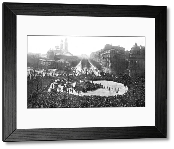 Framed Print : En L'Honneur de L'Amerique; A Paris, place d'lena, le 22 avril: la foule autour de la statue...1917 Creator: Desgranges Framed Print : En L'Honneur de L'Amerique; A Paris, place d'lena, le 22 avril: la foule autour de la statue...1917 Creator: Desgranges