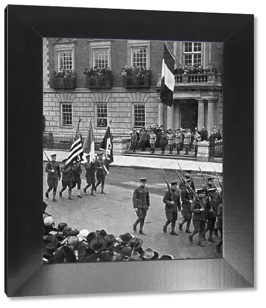 La Premiere Mission Francaise aux Etats-unis; Le regiment de la celebre université d'Harvard...1917 Creator: Unknown