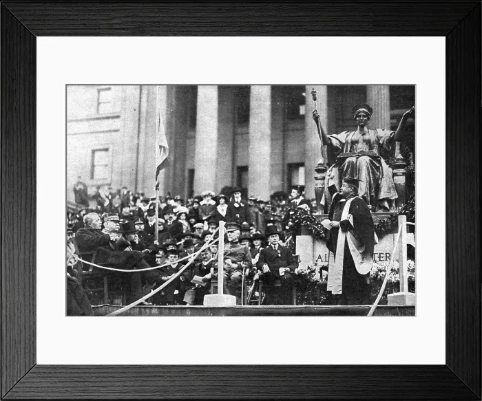 Framed Print : ; A Columbia (Pensylvanie) le 10 mai: la harangue a nos... 1917. Creator: Unknown. ; A Columbia (Pensylvanie) le 10 mai: la harangue a nos... 1917. Creator: Unknown Framed Print : ; A Columbia (Pensylvanie) le 10 mai: la harangue a nos... 1917. Creator: Unknown. ; A Columbia (Pensylvanie) le 10 mai: la harangue a nos... 1917. Creator: Unknown