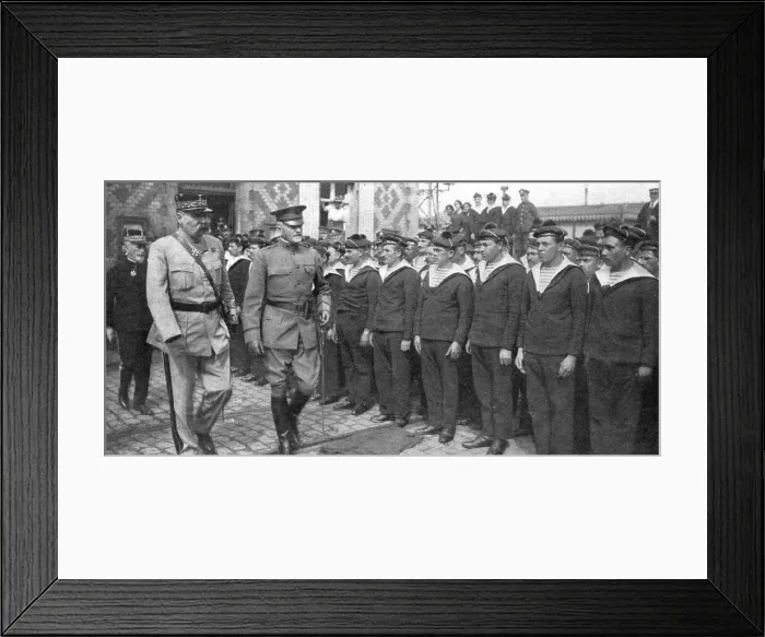Framed Print : L'Arrivee du General Pershing; Sur le quai de Boulogne: accompagne du general Pelletier... 1917. Creator: Unknown Framed Print : L'Arrivee du General Pershing; Sur le quai de Boulogne: accompagne du general Pelletier... 1917. Creator: Unknown