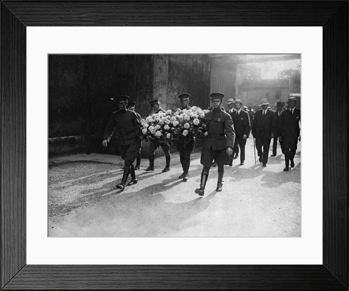 Framed Print : La Visite de Pershing a La Fayette; Soldats americains portant la couronne que le general... 1917. Creator: Unknown Framed Print : La Visite de Pershing a La Fayette; Soldats americains portant la couronne que le general... 1917. Creator: Unknown
