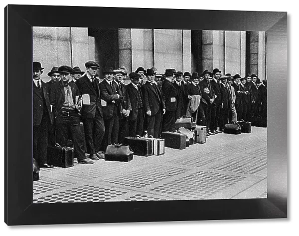 La Preparation a la Guerre aux Etats-Unis; Jeunes recrues americaines attendant le train... 1917. Creator: Unknown