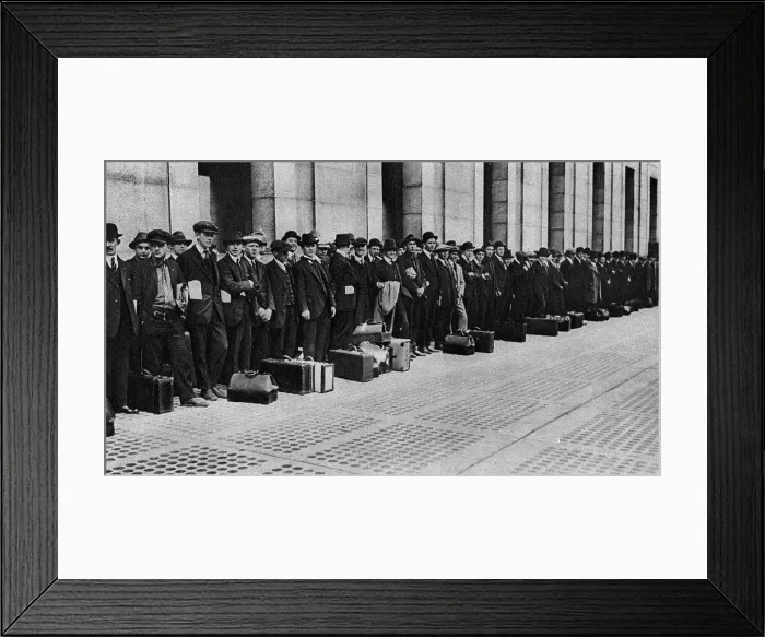 Framed Print : La Preparation a la Guerre aux Etats-Unis; Jeunes recrues americaines attendant le train... 1917. Creator: Unknown Framed Print : La Preparation a la Guerre aux Etats-Unis; Jeunes recrues americaines attendant le train... 1917. Creator: Unknown