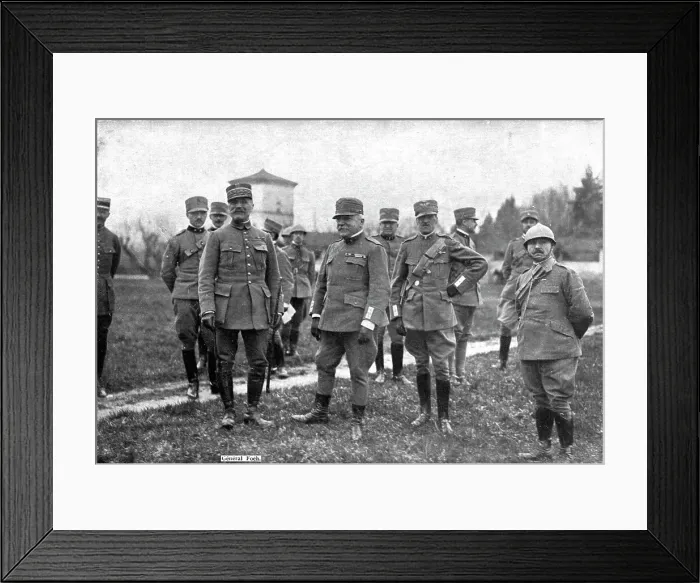 Framed Print : Sur le Front Italien; Avant l'offensive: Foch, qui s'est rendu a son tour sur le front... 1917. Creator: Unknown Framed Print : Sur le Front Italien; Avant l'offensive: Foch, qui s'est rendu a son tour sur le front... 1917. Creator: Unknown