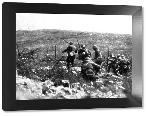 Sur le Front Italien; L'offensive du Carso: infanterie italienne s'elancant a l'assaut... 1917. Creator: Unknown