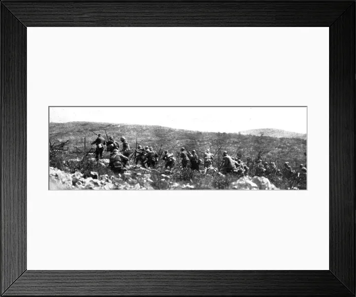 Framed Print : Sur le Front Italien; L'offensive du Carso: infanterie italienne s'elancant a l'assaut... 1917. Creator: Unknown Framed Print : Sur le Front Italien; L'offensive du Carso: infanterie italienne s'elancant a l'assaut... 1917. Creator: Unknown