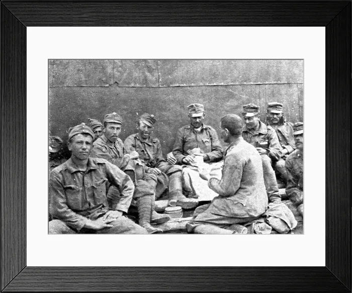 Framed Print : Sur le Front Italien; Deux groupes parmi les 15, 000 prisonniers tombés aux mains de nos... 1917. Creator: Unknown Framed Print : Sur le Front Italien; Deux groupes parmi les 15, 000 prisonniers tombés aux mains de nos... 1917. Creator: Unknown