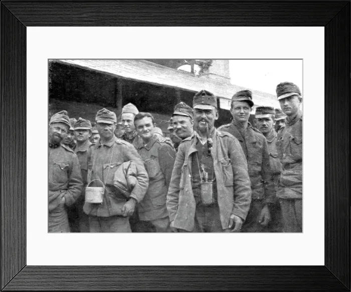 Framed Print : Sur le Front Italien; Deux groupes parmi les 15, 000 prisonniers tombés aux mains de nos... 1917. Creator: Unknown Framed Print : Sur le Front Italien; Deux groupes parmi les 15, 000 prisonniers tombés aux mains de nos... 1917. Creator: Unknown