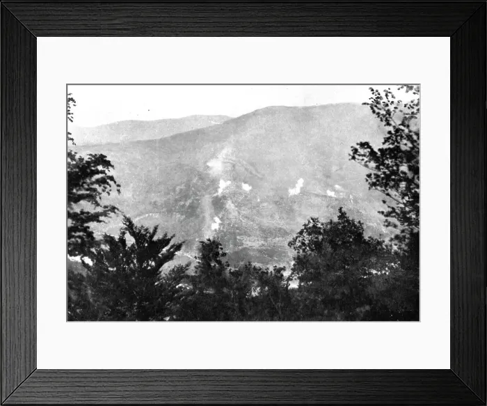 Framed Print : Victorieuse Offensive Italienne; Devant Plava: Le bombardement des positions autrichiennes...1917. Creator: Unknown Framed Print : Victorieuse Offensive Italienne; Devant Plava: Le bombardement des positions autrichiennes...1917. Creator: Unknown