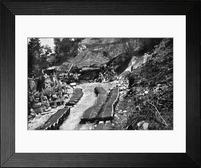 Framed Print : Victorieuse Offensive Italienne; L'outillage du bombardement: un gros obusier en action... 1917. Creator: Unknown Framed Print : Victorieuse Offensive Italienne; L'outillage du bombardement: un gros obusier en action... 1917. Creator: Unknown