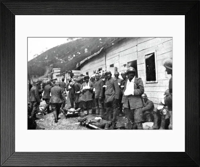 Framed Print : Victorieuse Offensive Italienne; Un poste de secours italien pendant les operations de... 1917. Creator: Unknown Framed Print : Victorieuse Offensive Italienne; Un poste de secours italien pendant les operations de... 1917. Creator: Unknown