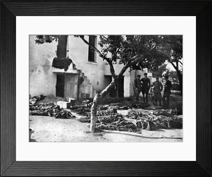 Framed Print : Les Evenements de Grece; Les intrigues des royalistes: un lot de fusils enveloppes de... 1917. Creator: Unknown Framed Print : Les Evenements de Grece; Les intrigues des royalistes: un lot de fusils enveloppes de... 1917. Creator: Unknown