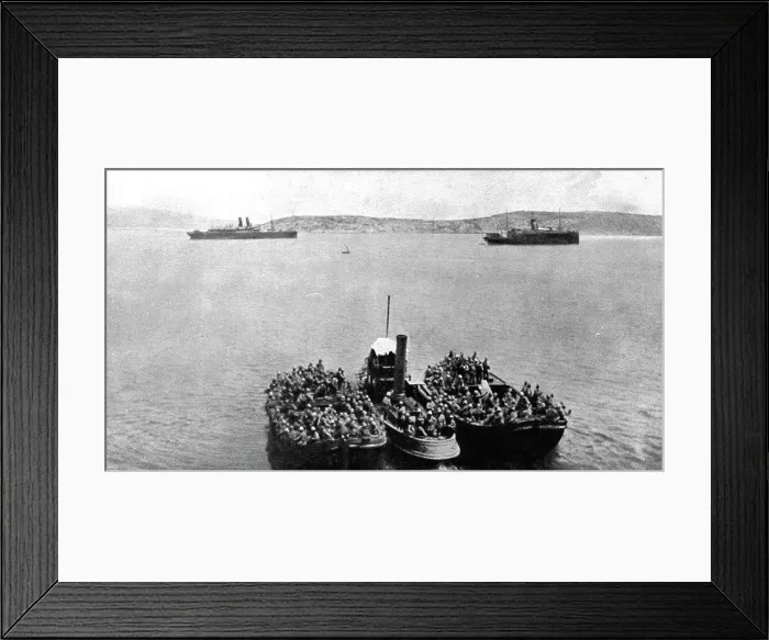 Framed Print : Les Evenements de Grece; Le 12 juin 1917, a 13 heures, en rade de Salamine, les premieres... 1917. Creator: Unknown Framed Print : Les Evenements de Grece; Le 12 juin 1917, a 13 heures, en rade de Salamine, les premieres... 1917. Creator: Unknown