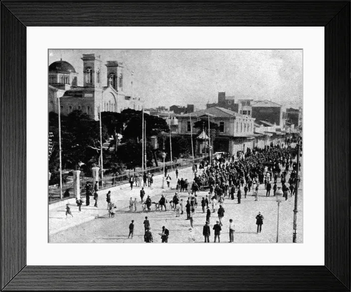 Framed Print : Les Evenements de Grece; Le 13 juin: nos detachements d'infanterie dans les rues du Piree... 1917. Creator: Unknown Framed Print : Les Evenements de Grece; Le 13 juin: nos detachements d'infanterie dans les rues du Piree... 1917. Creator: Unknown