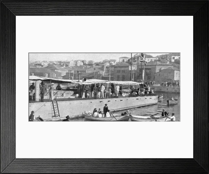 Framed Print : Les Evenements de Grece; Le 27 juin, venant de Salonique, M.Venizelos, vetu de blanc, vu de dos, a Creator: Unknown