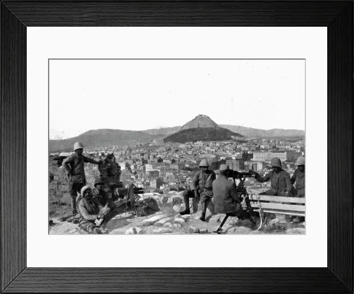 Framed Print : Les Evenements de Grece; Les 27 et 28 juin, sur l'Acropole: canon de montagne et mitrailleuse en po Creator: Unknown Framed Print : Les Evenements de Grece; Les 27 et 28 juin, sur l'Acropole: canon de montagne et mitrailleuse en po Creator: Unknown