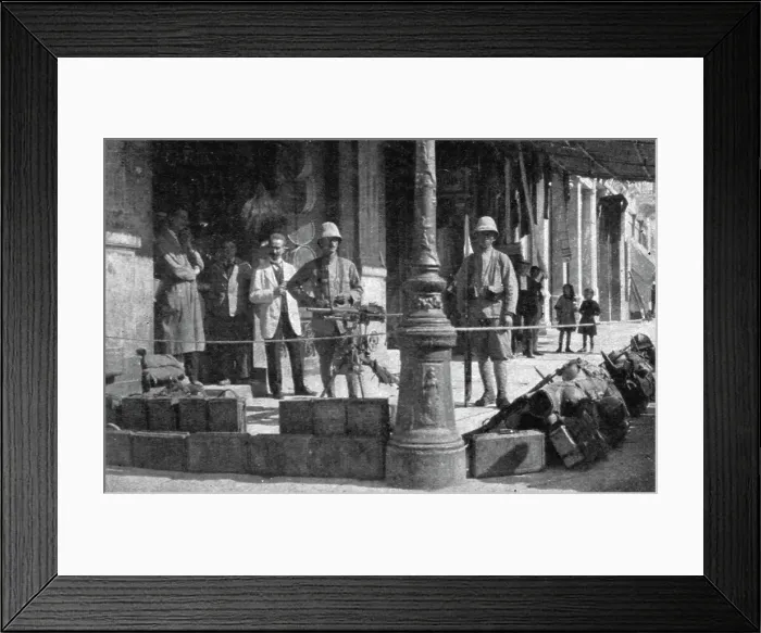 Framed Print : Les Evenements de Grece; Mitrailleuses sur la place de la Concorde et au coin d'une rue, 1917. Creator: Unknown Framed Print : Les Evenements de Grece; Mitrailleuses sur la place de la Concorde et au coin d'une rue, 1917. Creator: Unknown